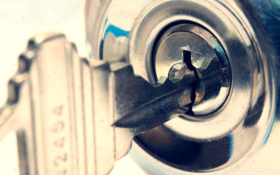 changer serrure porte de garage Liancourt
